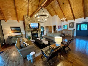 Smart TV, fireplace, video games, DVD player - STUNNING MOUNTAIN VIEWS!! Multiple HUGE Decks, Game Room, Fire Table, Hot Tub!! (Gatlinburg)