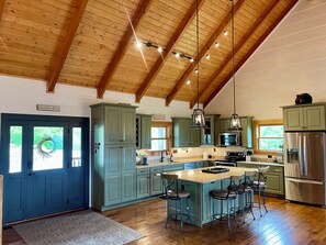 Fridge, microwave, oven, stovetop - STUNNING MOUNTAIN VIEWS!! Multiple HUGE Decks, Game Room, Fire Table, Hot Tub!! (Gatlinburg)