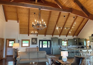 Smart TV, fireplace, video games, DVD player - STUNNING MOUNTAIN VIEWS!! Multiple HUGE Decks, Game Room, Fire Table, Hot Tub!! (Gatlinburg)