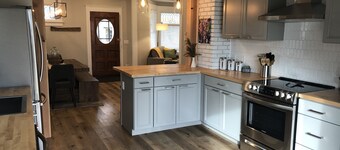 The White Picket Fence - Remodeled Craftsman, Downtown Riverfront Neighborhood