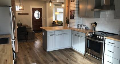 The White Picket Fence - Remodeled Craftsman, Downtown Riverfront Neighborhood