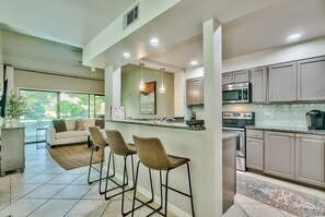 冷蔵庫、電子レンジ、オーブン、コンロ