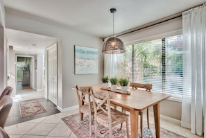 Dining - Quiet Beachside retreat w/ Golfcart included - close proximity to everything! (Miramar Beach)