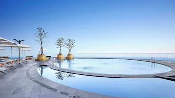 Piscine couverte, piscine extérieure, tentes de plage, parasols de plage