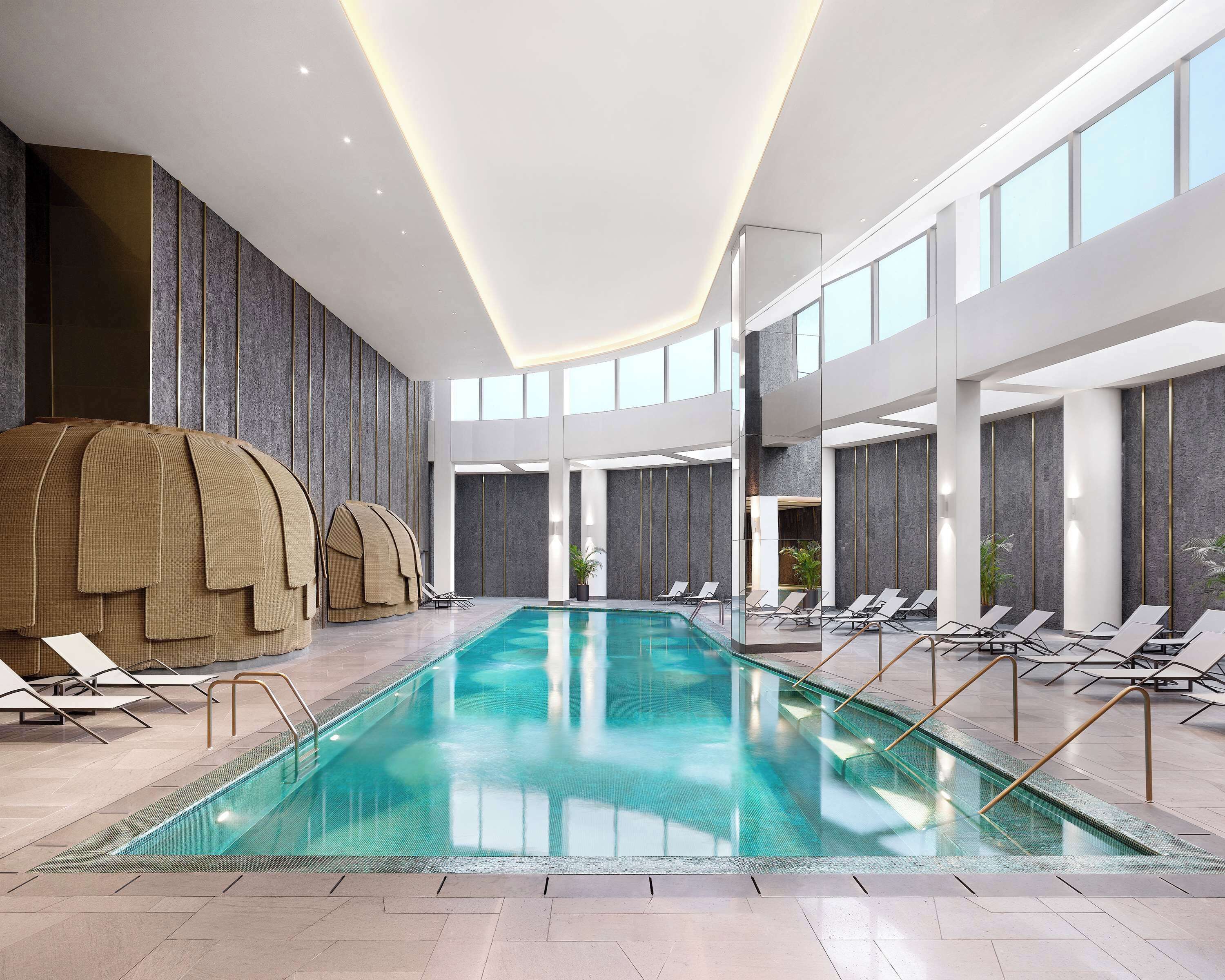 Alberca techada, alberca al aire libre y camas balinesas (con cargo)