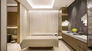 Salas de tratamiento para parejas, un sauna, una bañera de hidromasaje