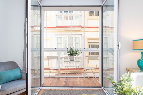 Nice 3 BD apartment with terrace in Cadiz center. San Antonio II