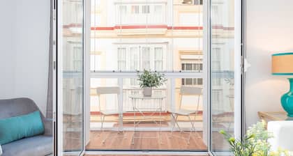 Nice 3 BD apartment with terrace in Cadiz center. San Antonio II