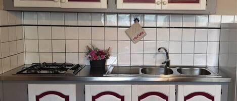 Kochgeschirr/Geschirr/Besteck, Esstisch