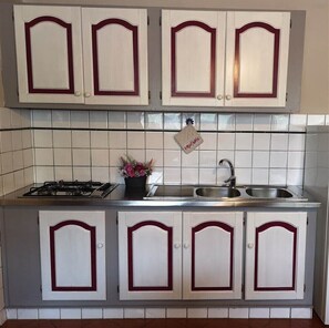 Kochgeschirr/Geschirr/Besteck, Esstisch