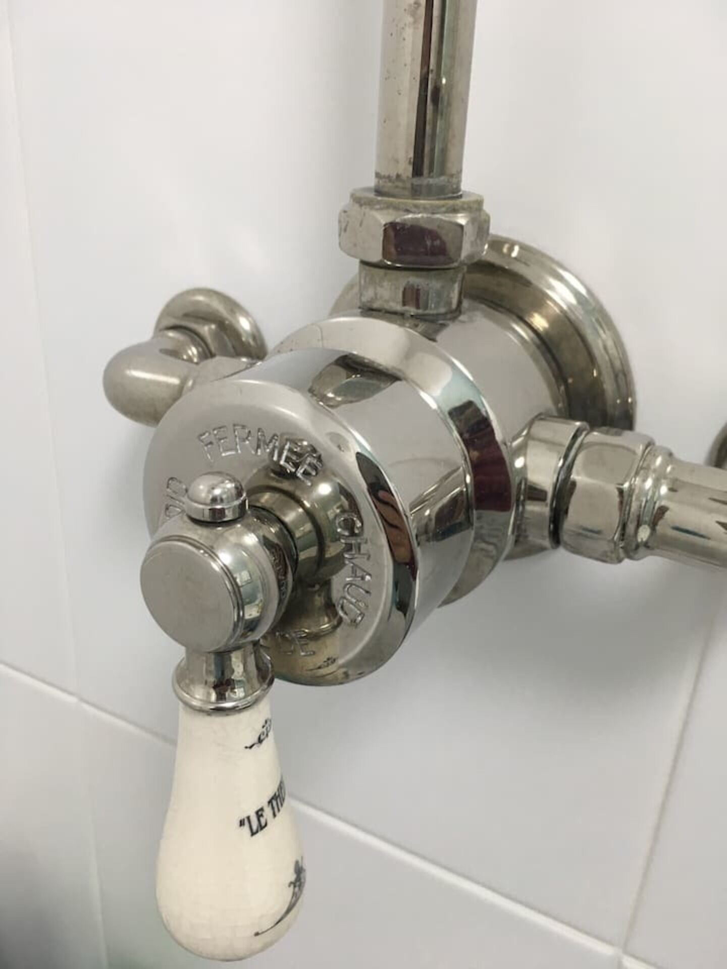 公寓 | 浴室 | 淋浴/盆浴组合、深泡浴缸、吹风机、毛巾