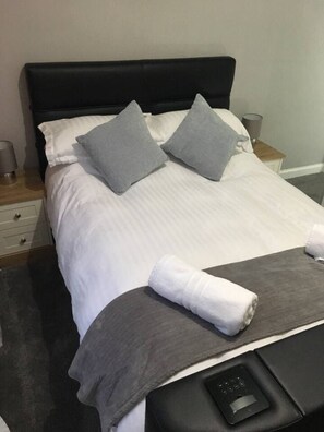 Apartament | 2 dormitoris, planxa i posts de planxar, wifi gratuïta i roba de llit 