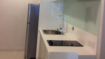 冷蔵庫、電子レンジ、電気ポット、調理器具と食器