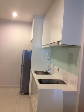 Refrigerador, microondas, tetera eléctrica y utensilios de cocina 