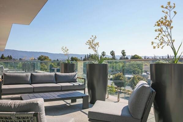 Deluxe Room, 1 King Bed, Terrace