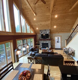 Dining - Beautiful Chalet to Enjoy All Four Seasons (Bethel)