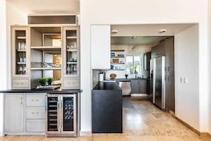 Wasserkocher mit Kaffee-/Teezubehör, Kühlschrank, Mikrowelle, Ofen