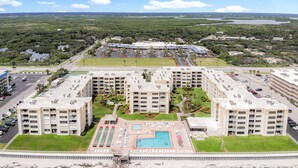 Un hotel con varias edificaciones, piscina y zona de playa.