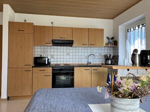 Kühlschrank, Mikrowelle, Herdplatte, Wasserkocher mit Kaffee-/Teezubehör