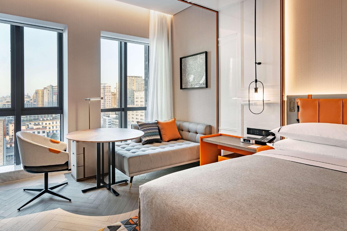 Luxe beddengoed, donsdekens, een minibar, een kluis op de kamer