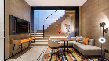 Chambre Simple, 1 très grand lit | Coin séjour | Télévision LCD de 52 pouces avec chaînes par câble, télévision