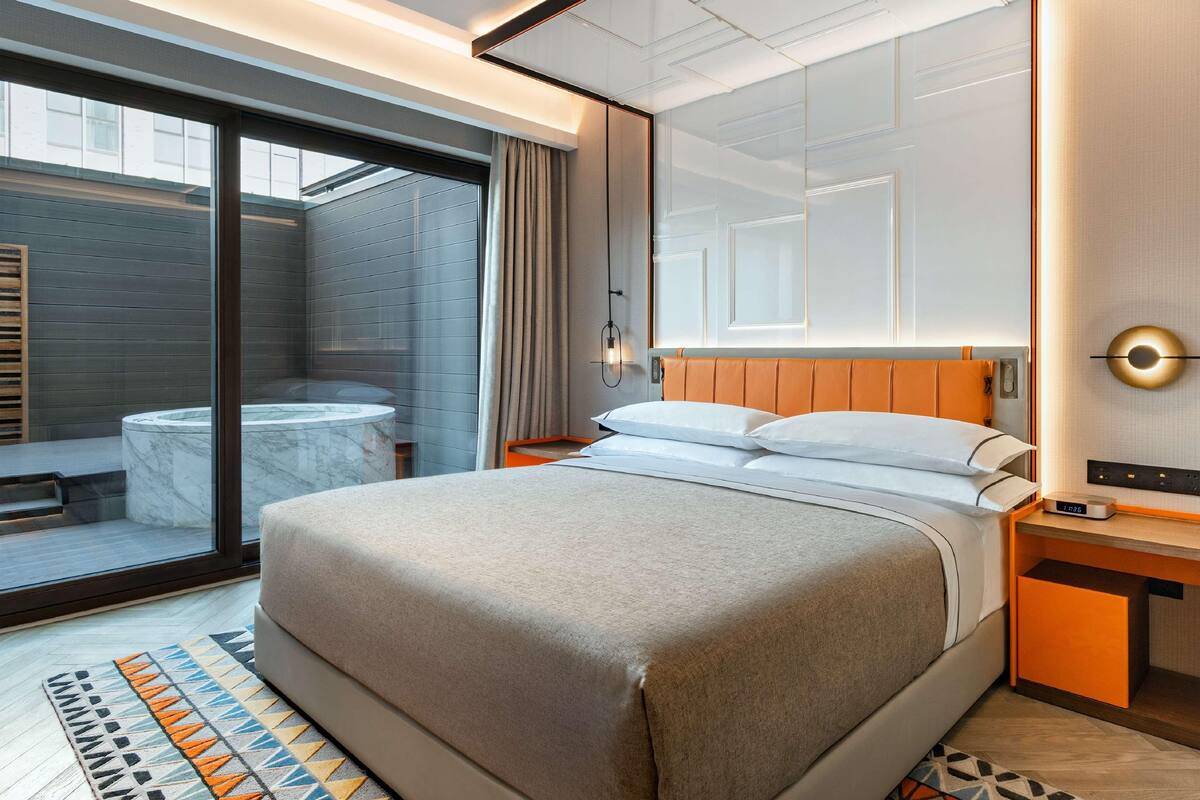 Ropa de cama de alta calidad, edredones de plumas, minibar y caja fuerte