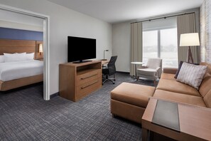 スイート 1 ベッドルーム (Hearing Accessible) | ピロートップベッド、デスク、ノートパソコン用作業スペース、アイロン / アイロン台