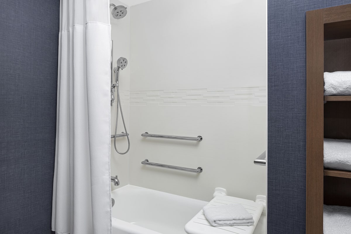 Estudio, 1 cama King size y sofá cama (Mobility/Hearing Accessible, Tub) | Baño para personas con discapacidad