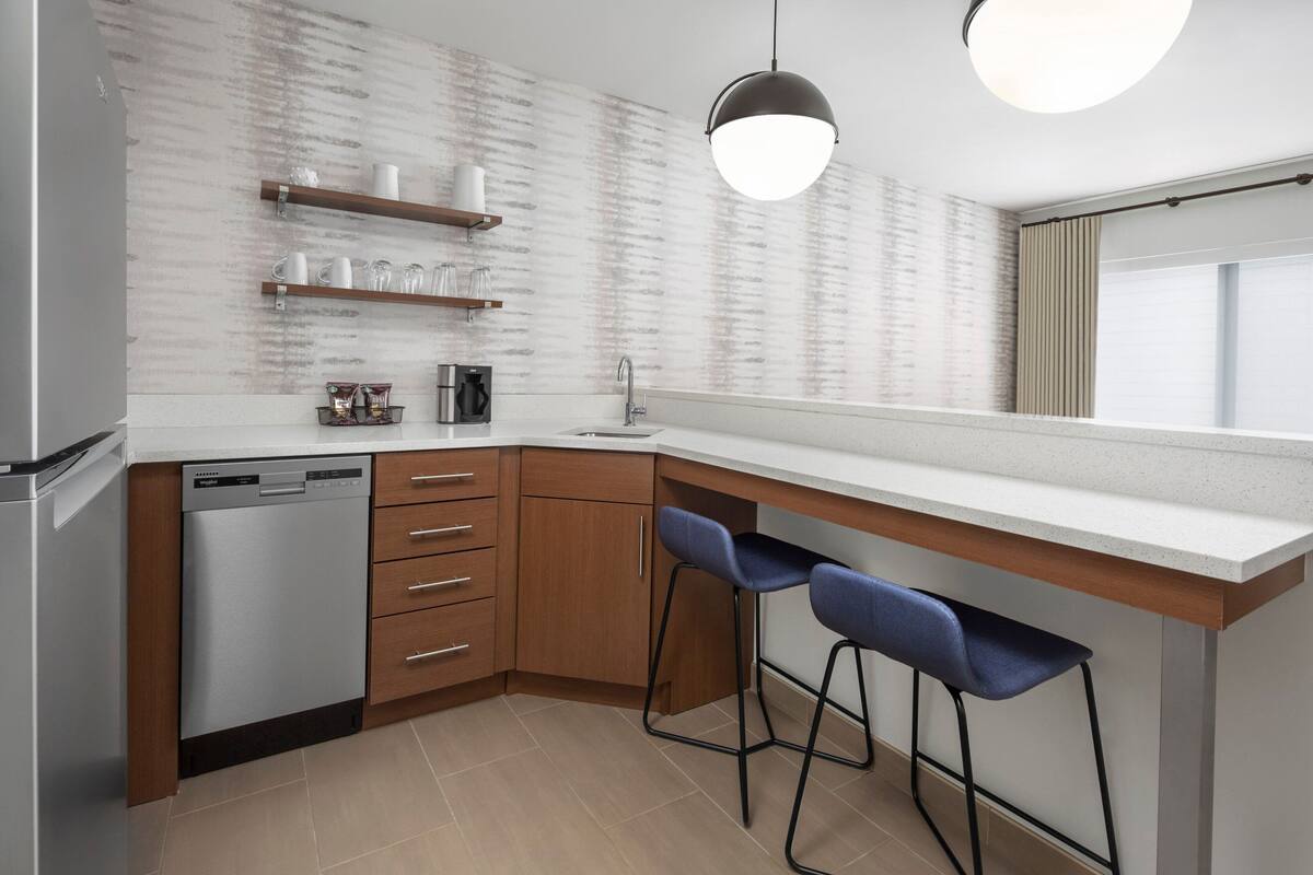 fridge, microwave, stovetop, dishwasher