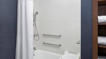 Ein modernes Badezimmer mit Dusche, Toilette und Handtuchhalter.