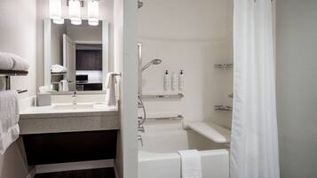 Un baño moderno con ducha, inodoro y lavabo.