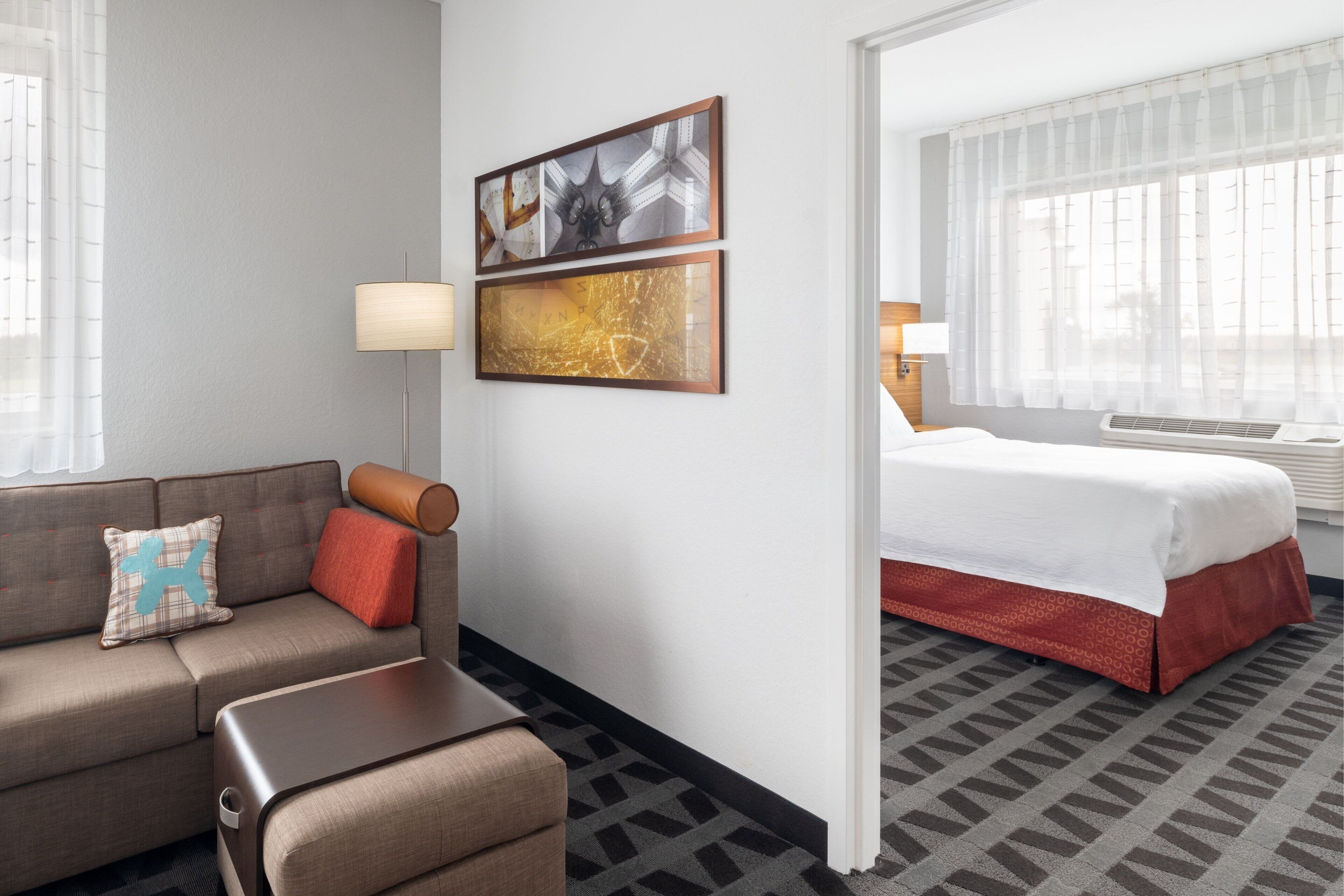 Ropa de cama de alta calidad y espacio para trabajar con un portátil