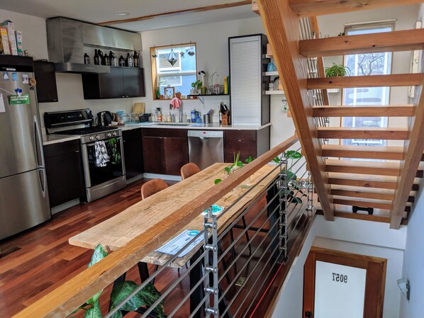 Kjøleskap, ovn, kokeplater og oppvaskmaskin