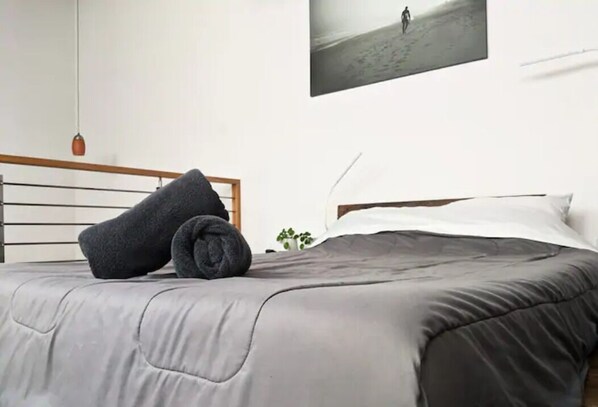 1 bedroom, WiFi, bed sheets - A private artist's loft  (Seattle)