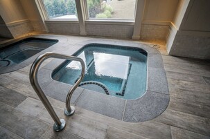 Un área de spa con dos jacuzzis y una escalera de metal.