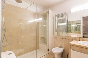 Shower, hair dryer, towels - FLH Baixa-Chiado Library Loft (Lisboa ciudad)
