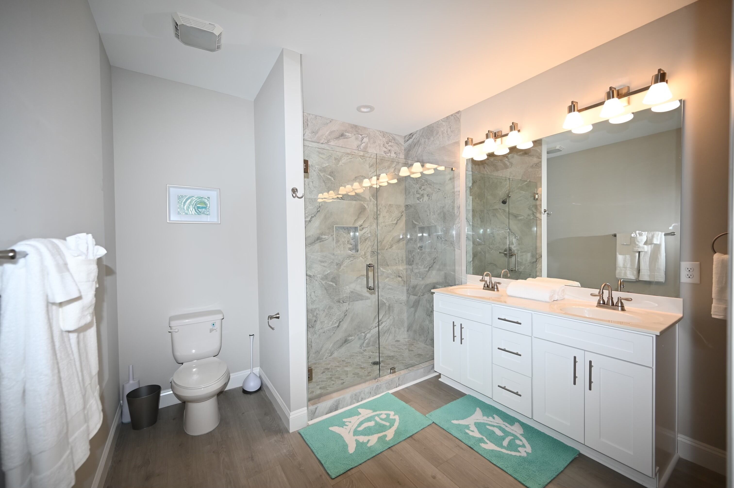 Ensemble douche/baignoire, serviettes fournies, papier toilette