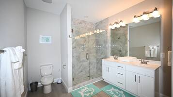 Ensemble douche/baignoire, serviettes fournies, papier toilette