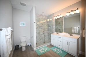 Ensemble douche/baignoire, serviettes fournies, papier toilette