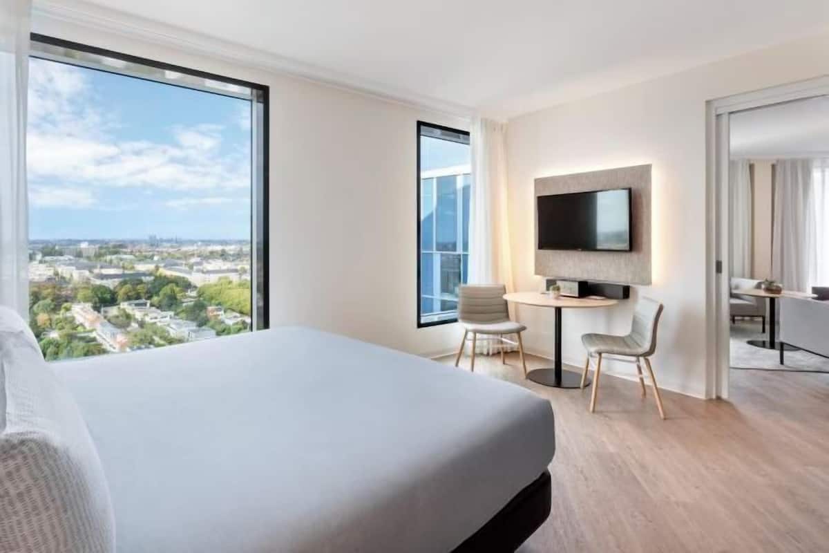 Hypo-allergenic bedding, free minibar, desk, laptop workspace