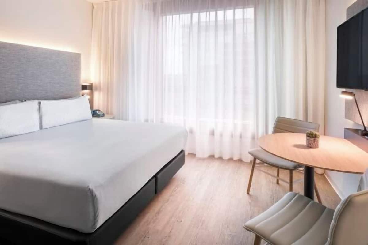 Roupas de cama antialérgicas, frigobar (abastecido com itens grátis)