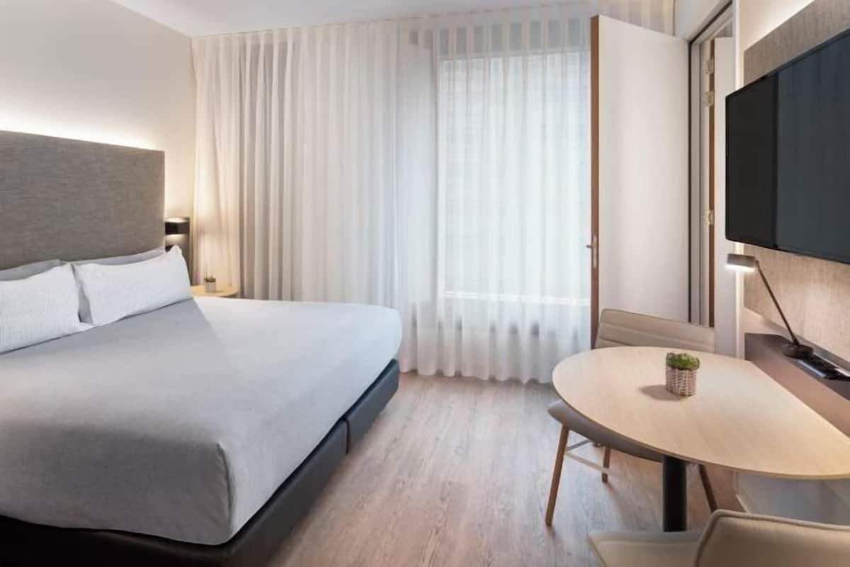Hypo-allergenic bedding, free minibar, desk, laptop workspace
