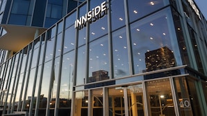 Un edificio moderno con il cartello "INNSIDE" sulla facciata.
