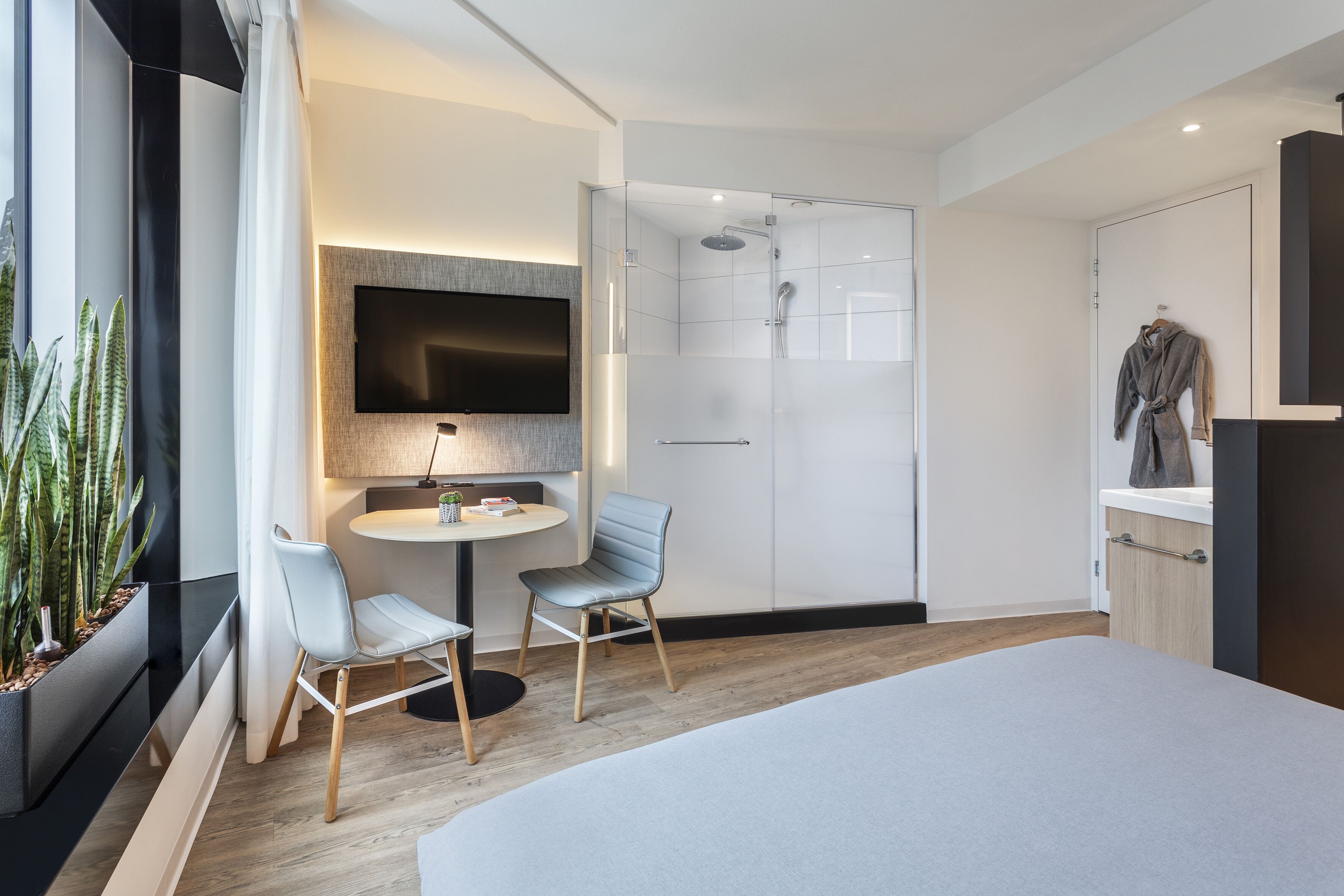The Loft | Hypo-allergenic bedding, free minibar, desk, laptop workspace