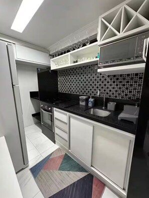 Kjøleskap, mikrobølgeovn, ovn og kokeplater