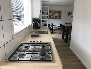 Réfrigérateur, micro-ondes, plaque de cuisson, lave-vaisselle
