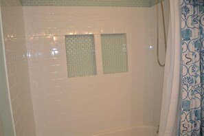 House, Multiple Beds (680 S Franklin) | Bathroom | Shampoo, toilet paper - 680 S Franklin (Seaside)