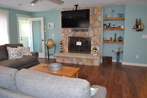House, Multiple Beds (680 S Franklin) | Living room