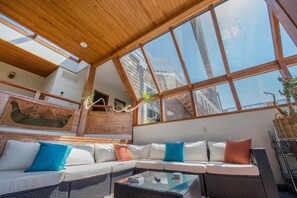 Casa, varias camas (89956 Ocean Dr) | Sala de estar | Chimenea, futbolito y tenis de mesa 