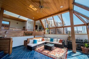 Casa, varias camas (89956 Ocean Dr) | Sala de estar | Chimenea, futbolito y tenis de mesa 